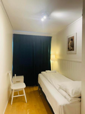 Arctic Inn, cozy single bed private room in a shared apartment with Stunning Tromso Views